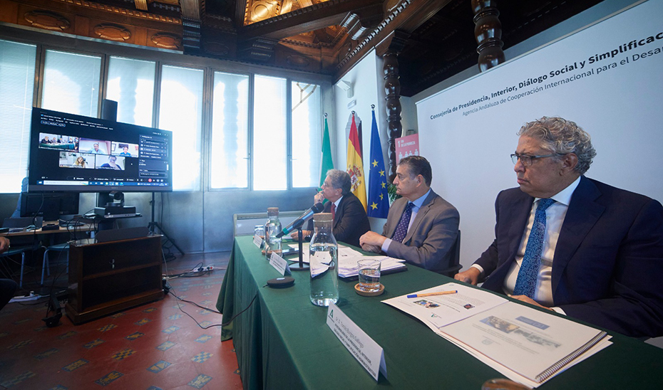 El consejero de Presidencia, Antonio Sanz, durante la videoconferencia con diferentes cooperantes de la AACD en el exterior.